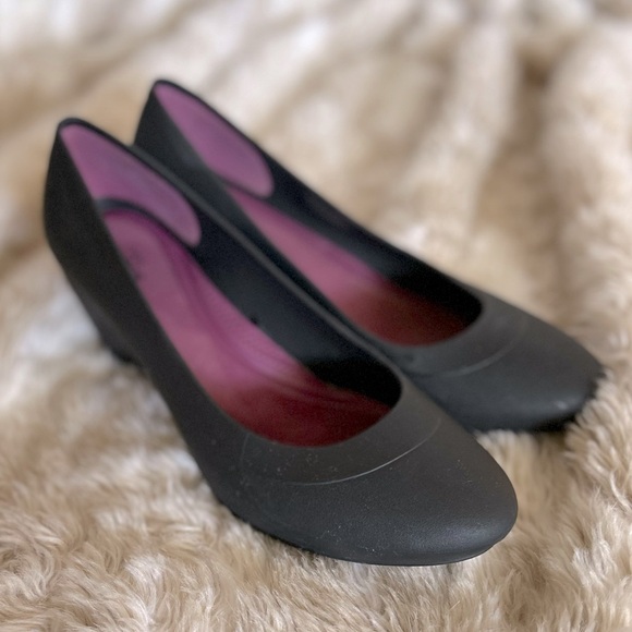 Crocs Lina Wedge Pump. Black womens size 8 - Picture 3 of 11